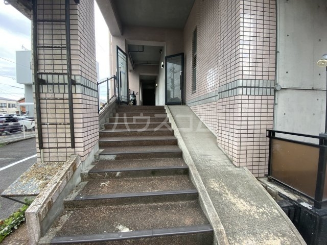 28/30 エントランス