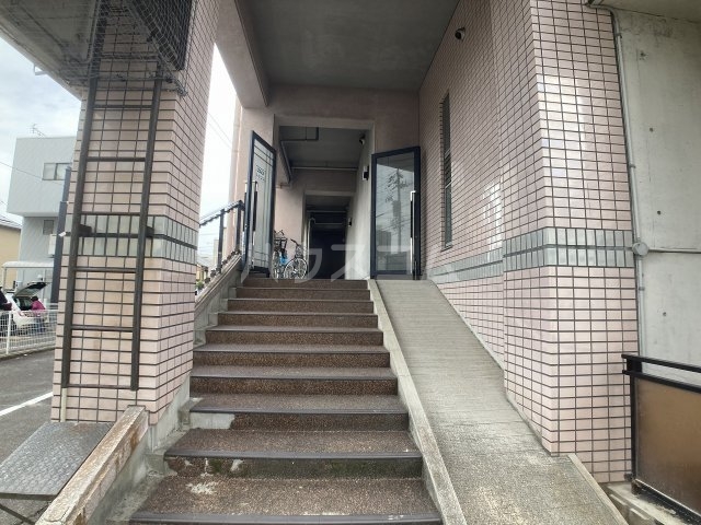 26/30 エントランス