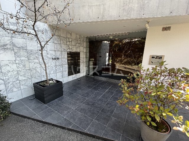 28/30 エントランス