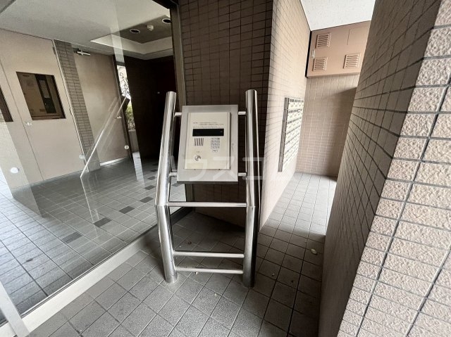 27/30 エントランス