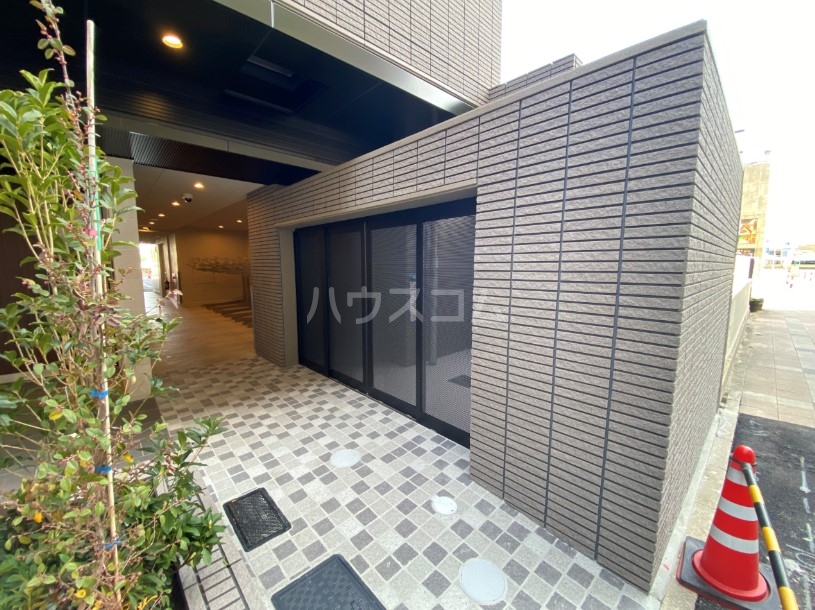 24/25 エントランス