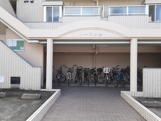 27/30 エントランス