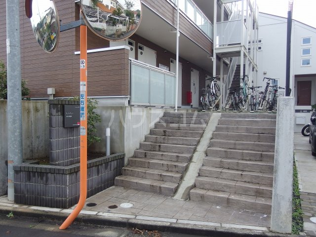 23/30 エントランス