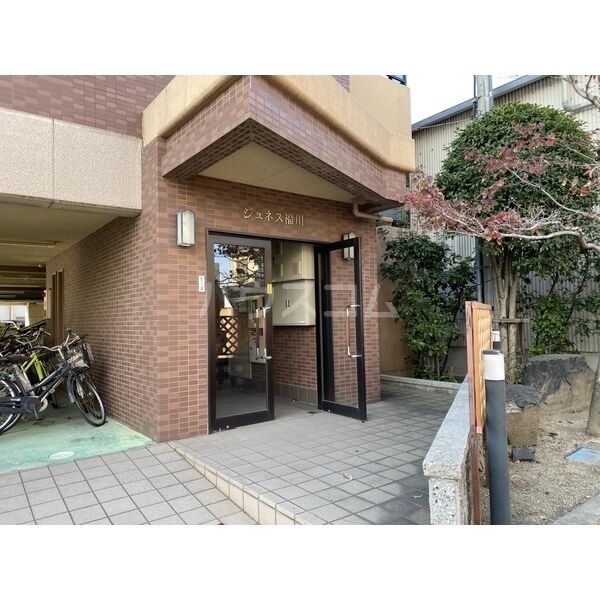 16/23 エントランス