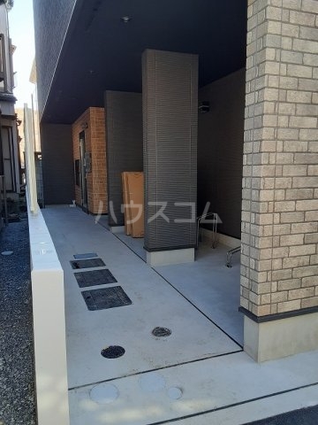 23/28 エントランス