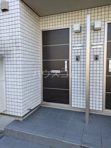 25/27 エントランス