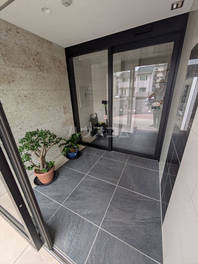 21/30 エントランス