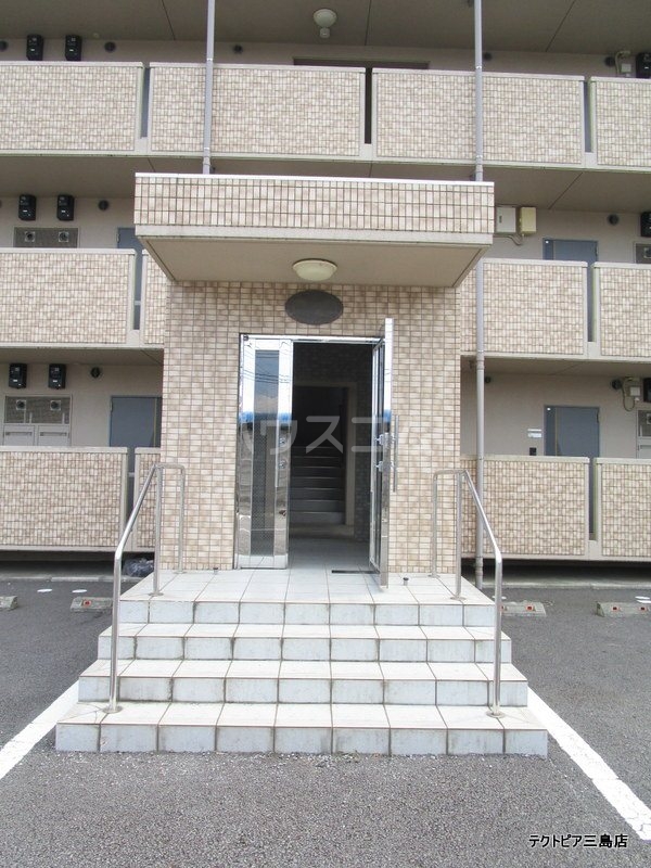 22/27 エントランス