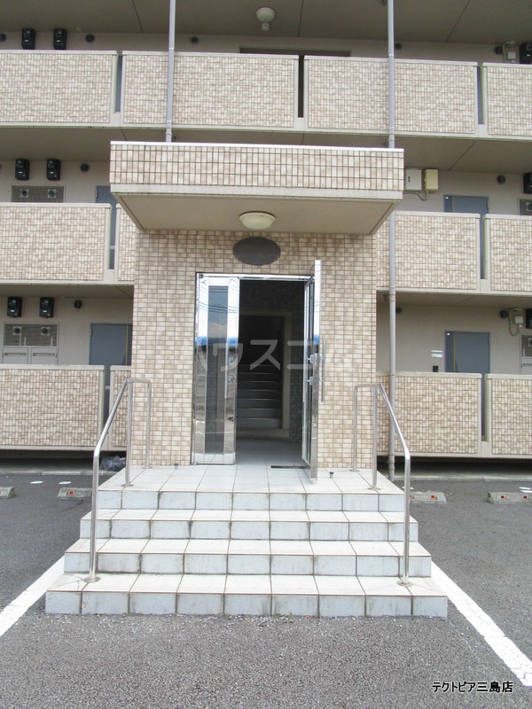 18/23 エントランス