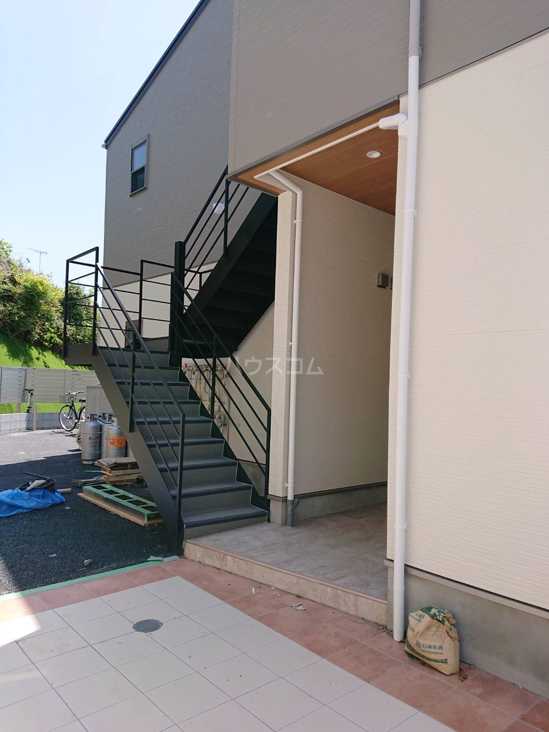 23/28 エントランス