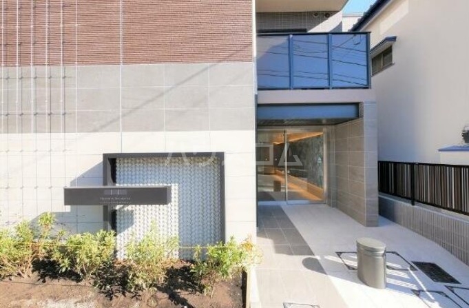 27/30 エントランス