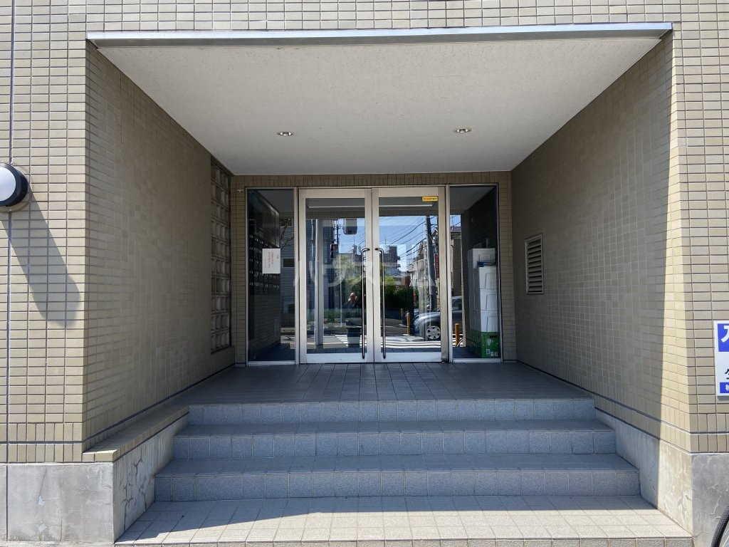 28/30 エントランス