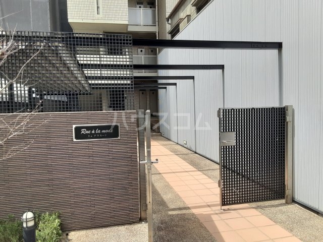 26/30 エントランス