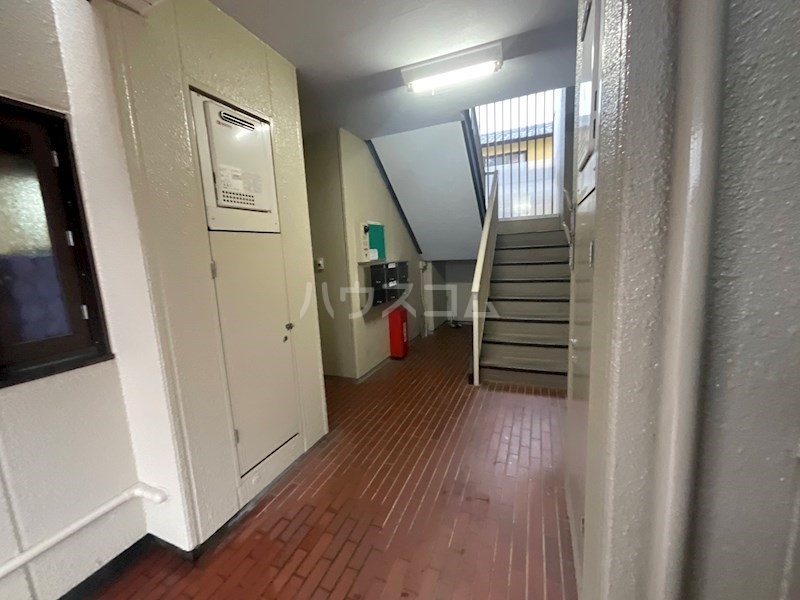 16/23 エントランス