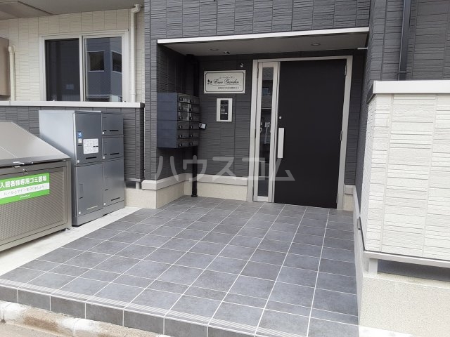 24/30 エントランス