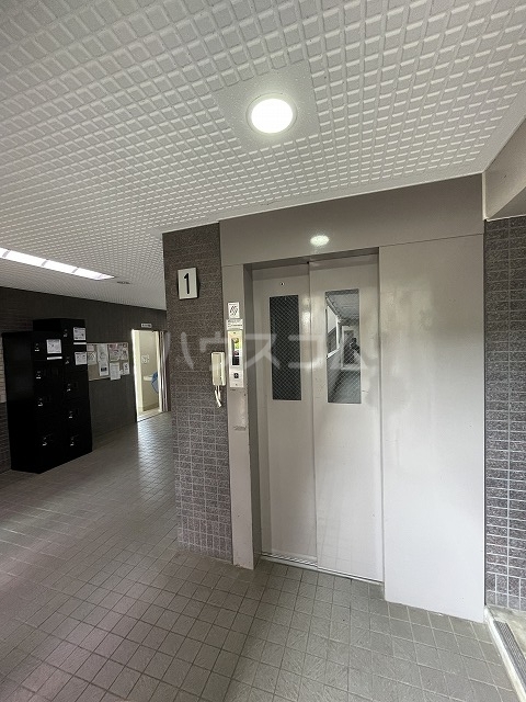 2/4 エントランス