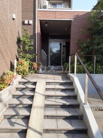 26/29 エントランス