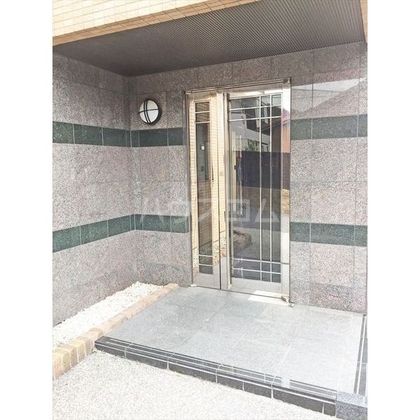 18/22 エントランス