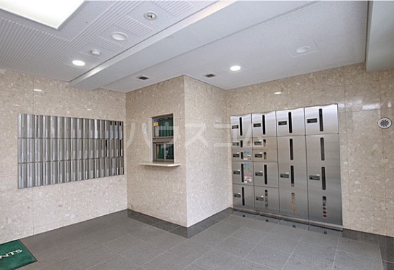 23/28 エントランス