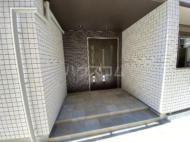 20/21 エントランス
