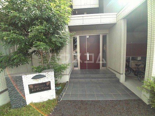 25/30 エントランス