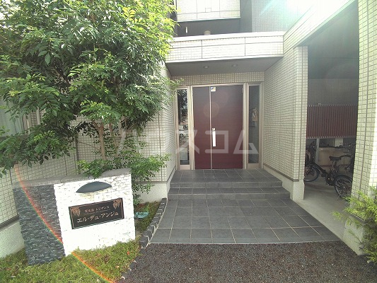 23/30 エントランス