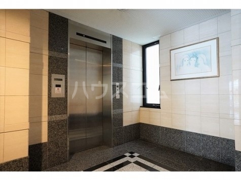 23/27 エントランス