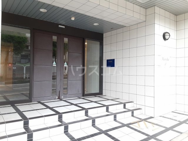 26/29 エントランス