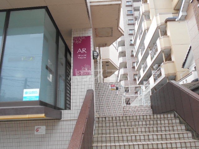 18/19 エントランス