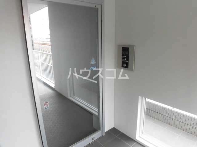 27/30 エントランス