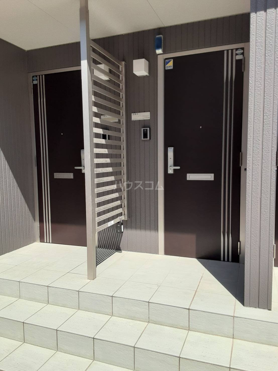 27/30 エントランス