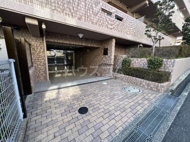 27/30 エントランス