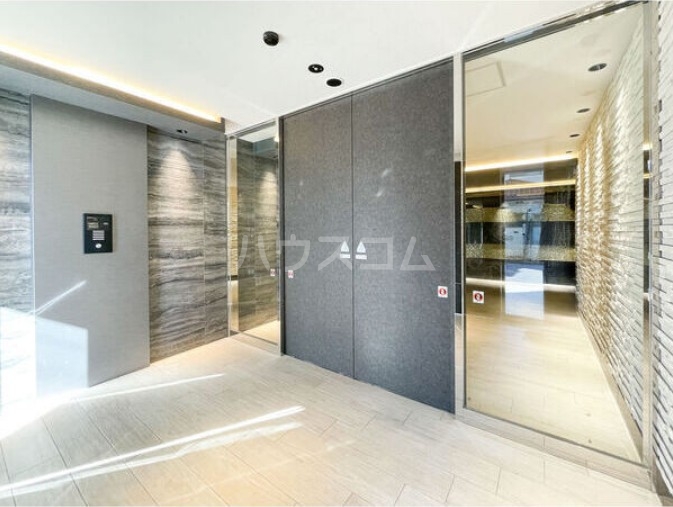 24/30 エントランス