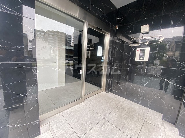 23/30 エントランス