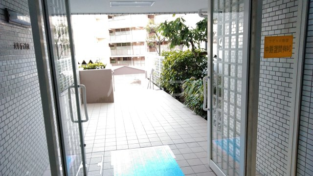 16/19 エントランス