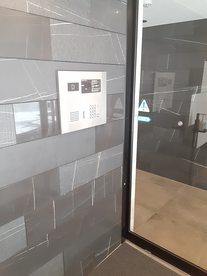 23/26 エントランス