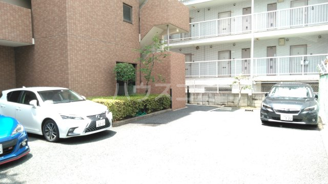 27/30 駐車場