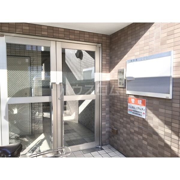 16/27 エントランス