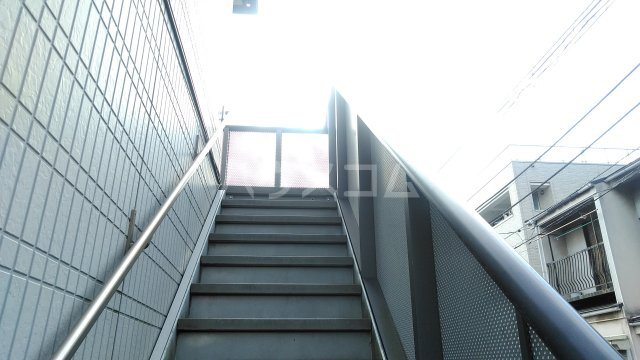 27/30 エントランス