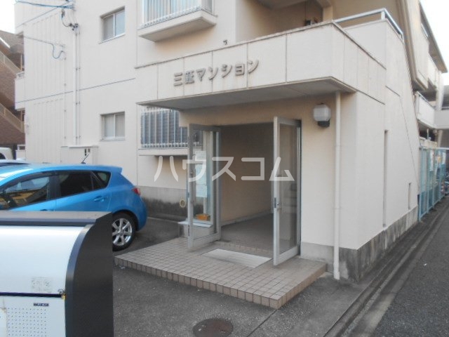 22/27 エントランス