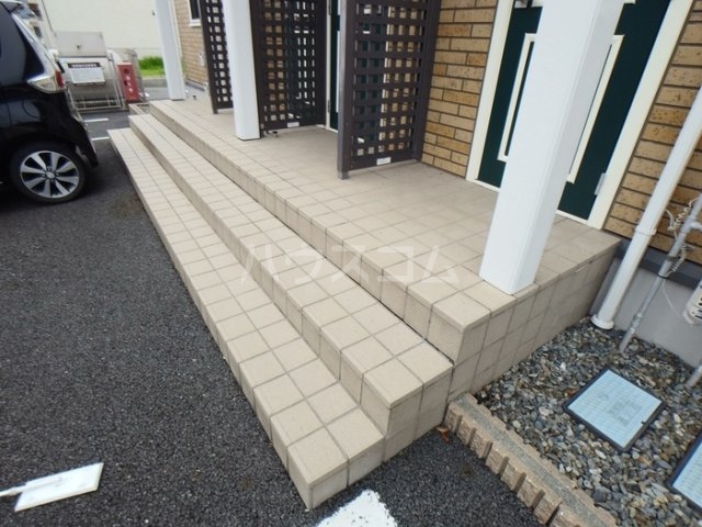 16/23 エントランス