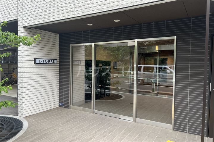 27/30 エントランス