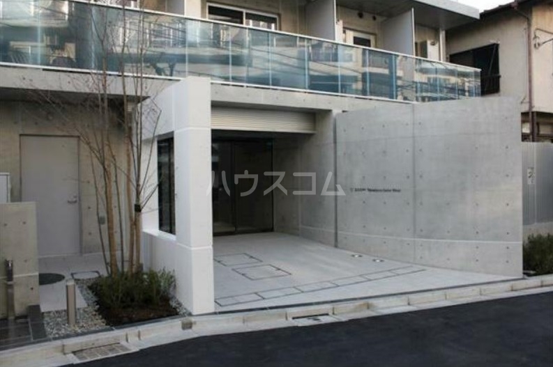 24/26 エントランス