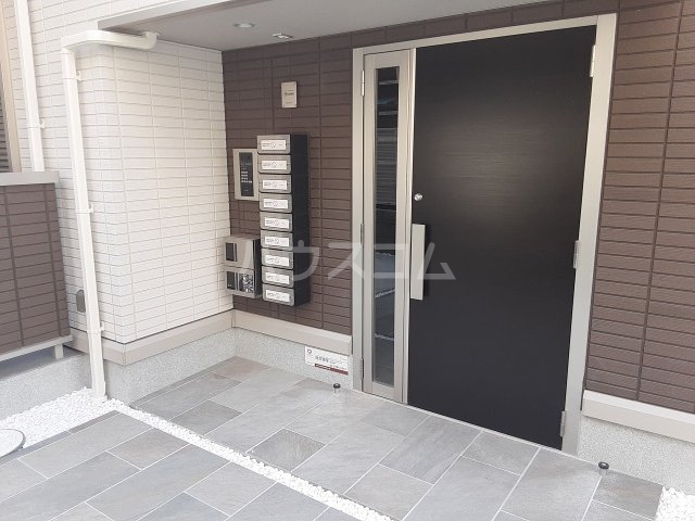 27/30 エントランス