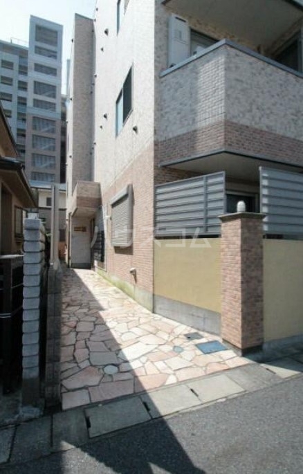 18/23 エントランス