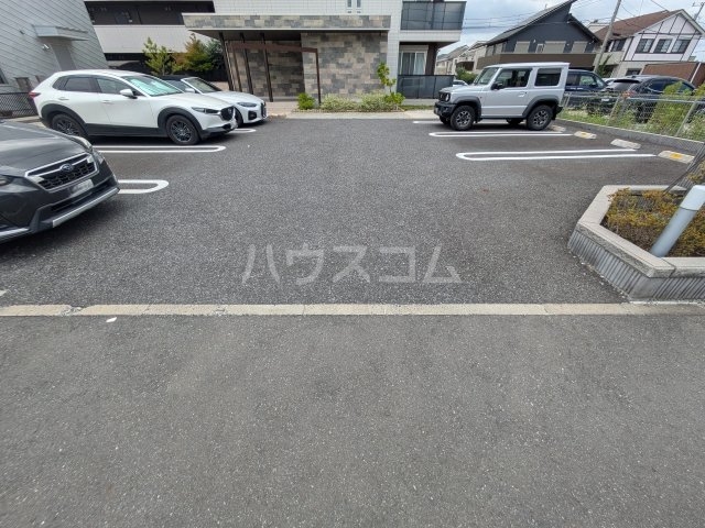 18/28 駐車場