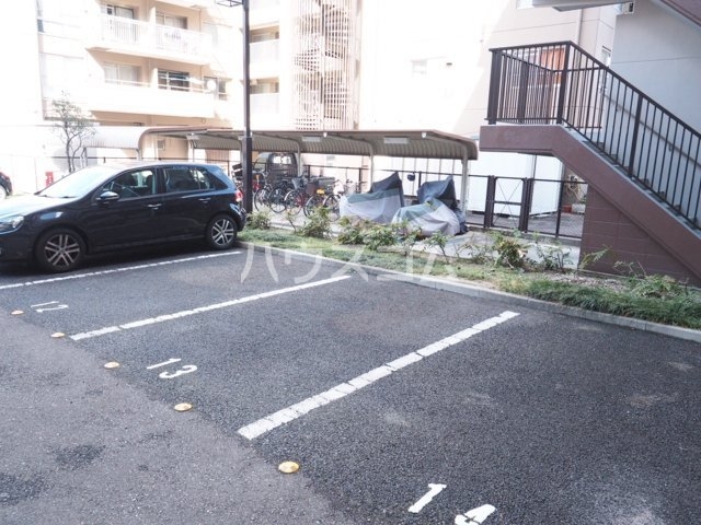 27/30 駐車場