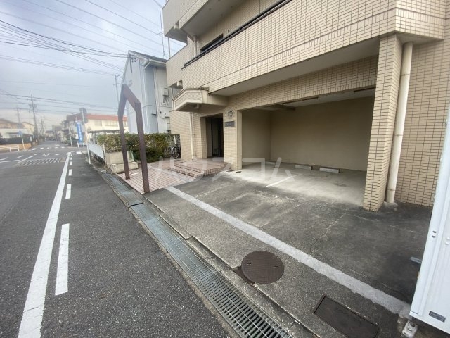 27/30 駐車場