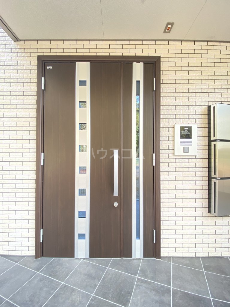 27/30 エントランス