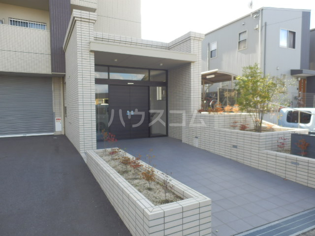 26/30 エントランス